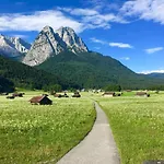 Semesterbostad Alpine Escape With Mountain View Garmisch-Partenkirchen