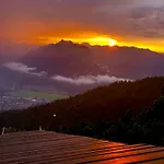 Alpine Escape With Mountain View Semesterbostad *