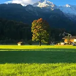 Semesterbostad Alpine Escape With Mountain View *