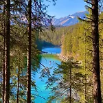 Alpine Escape With Mountain View Semesterbostad